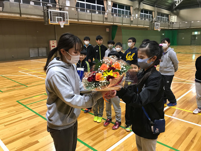 写真：花束贈呈